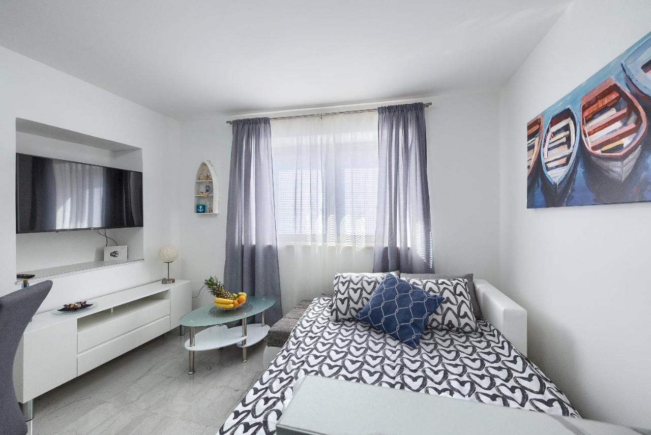 Studio Apartman Luka Pomer Exteriör bild