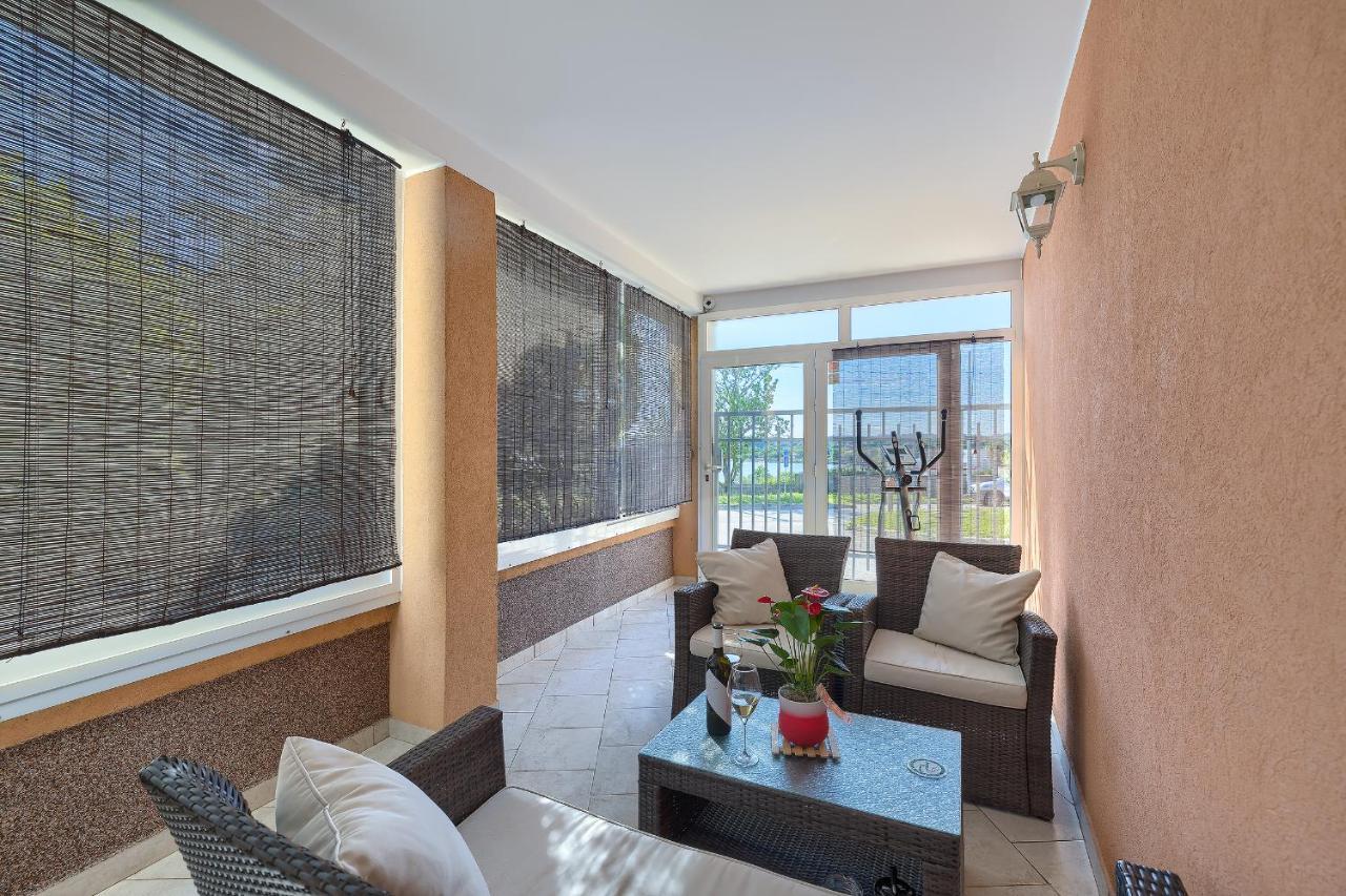 Studio Apartman Luka Pomer Exteriör bild