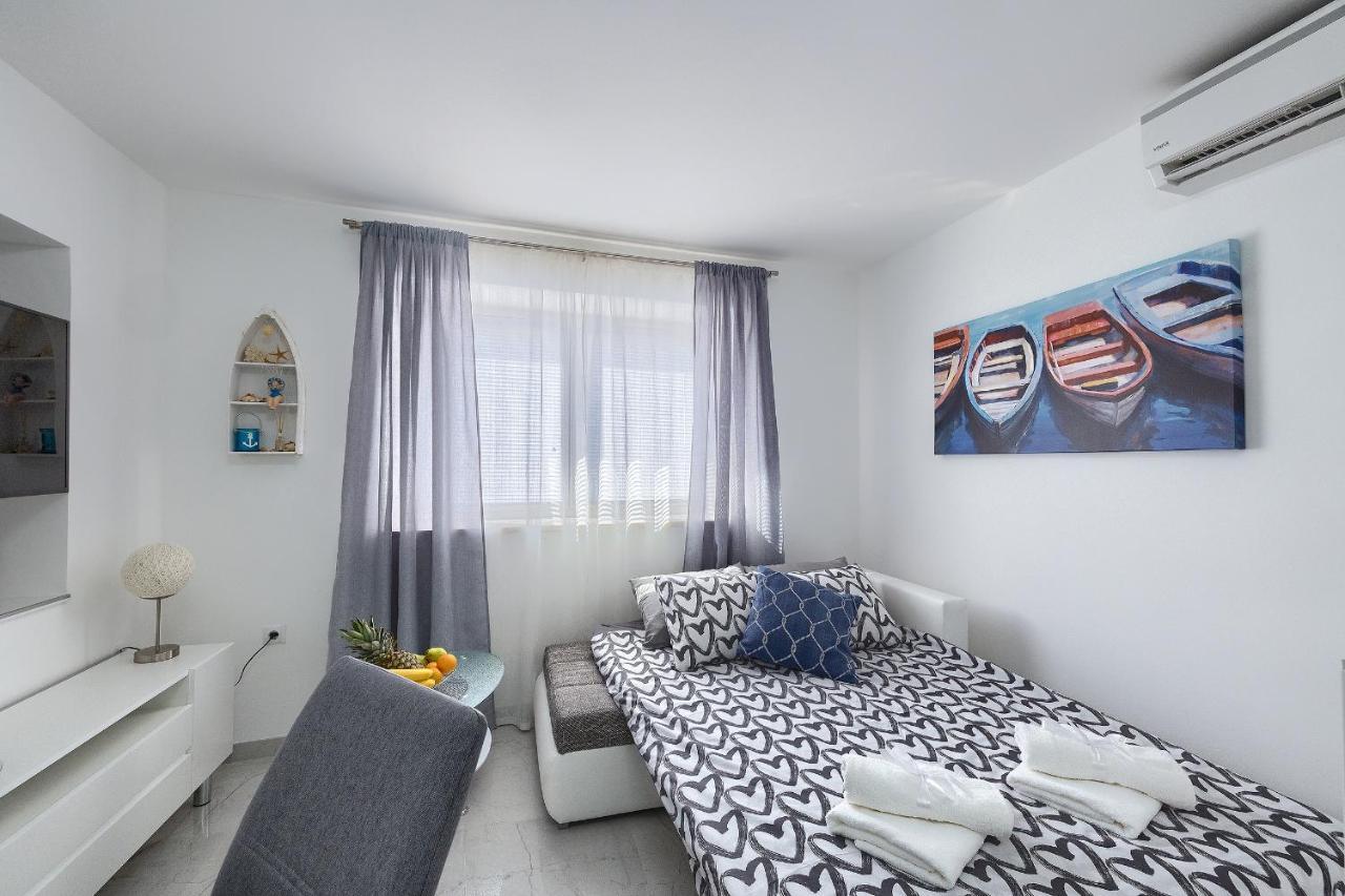 Studio Apartman Luka Pomer Exteriör bild