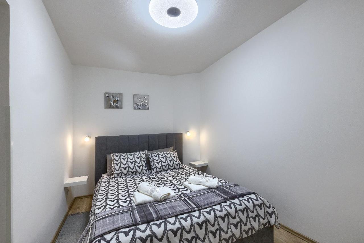 Studio Apartman Luka Pomer Exteriör bild