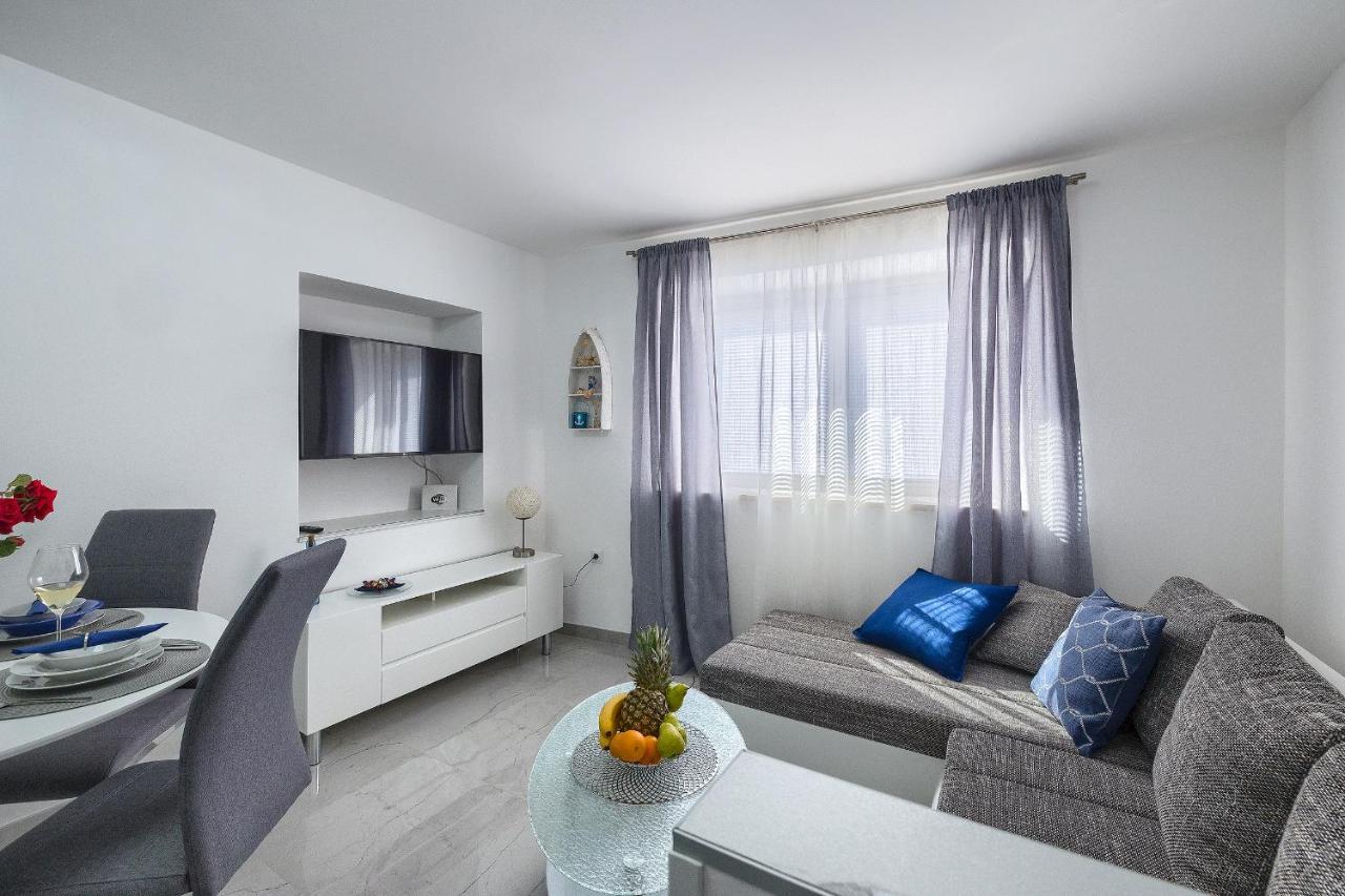 Studio Apartman Luka Pomer Exteriör bild