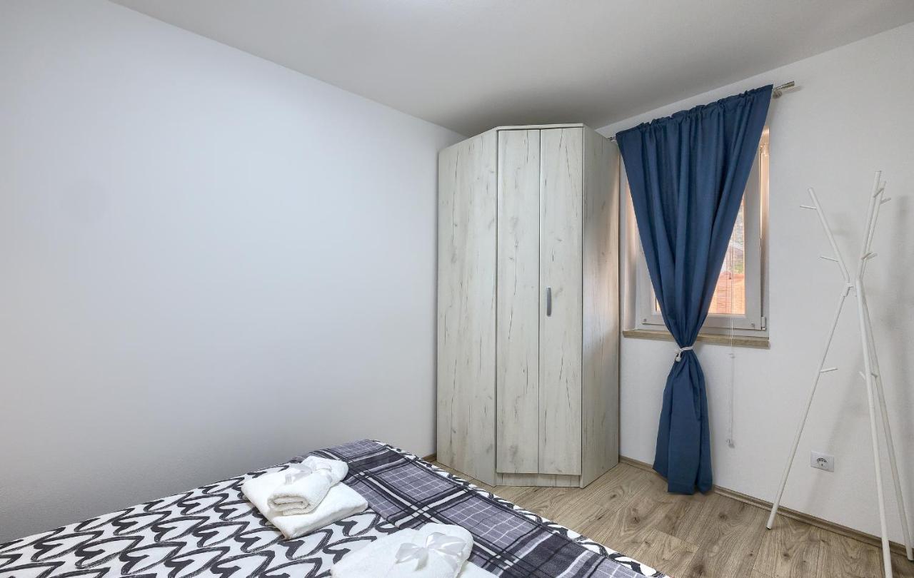 Studio Apartman Luka Pomer Exteriör bild