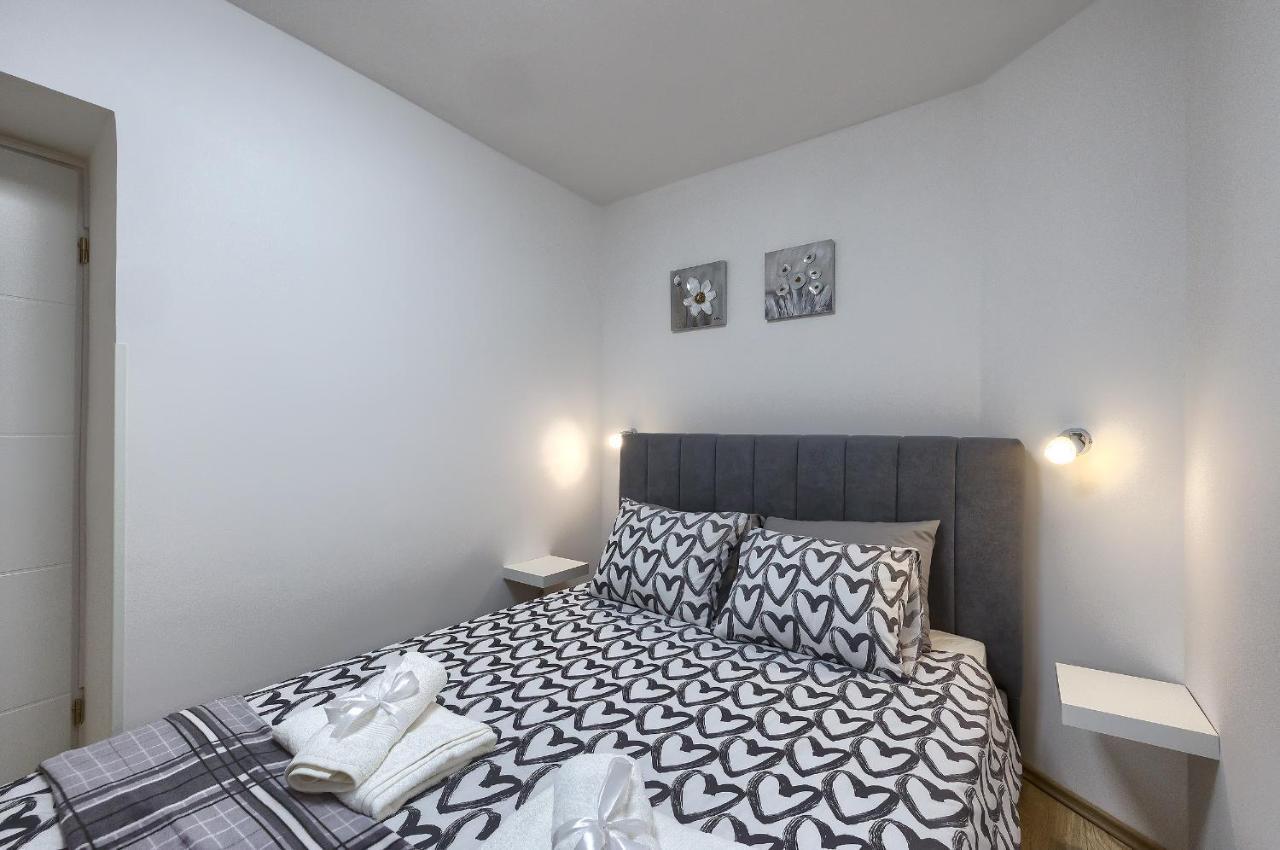 Studio Apartman Luka Pomer Exteriör bild