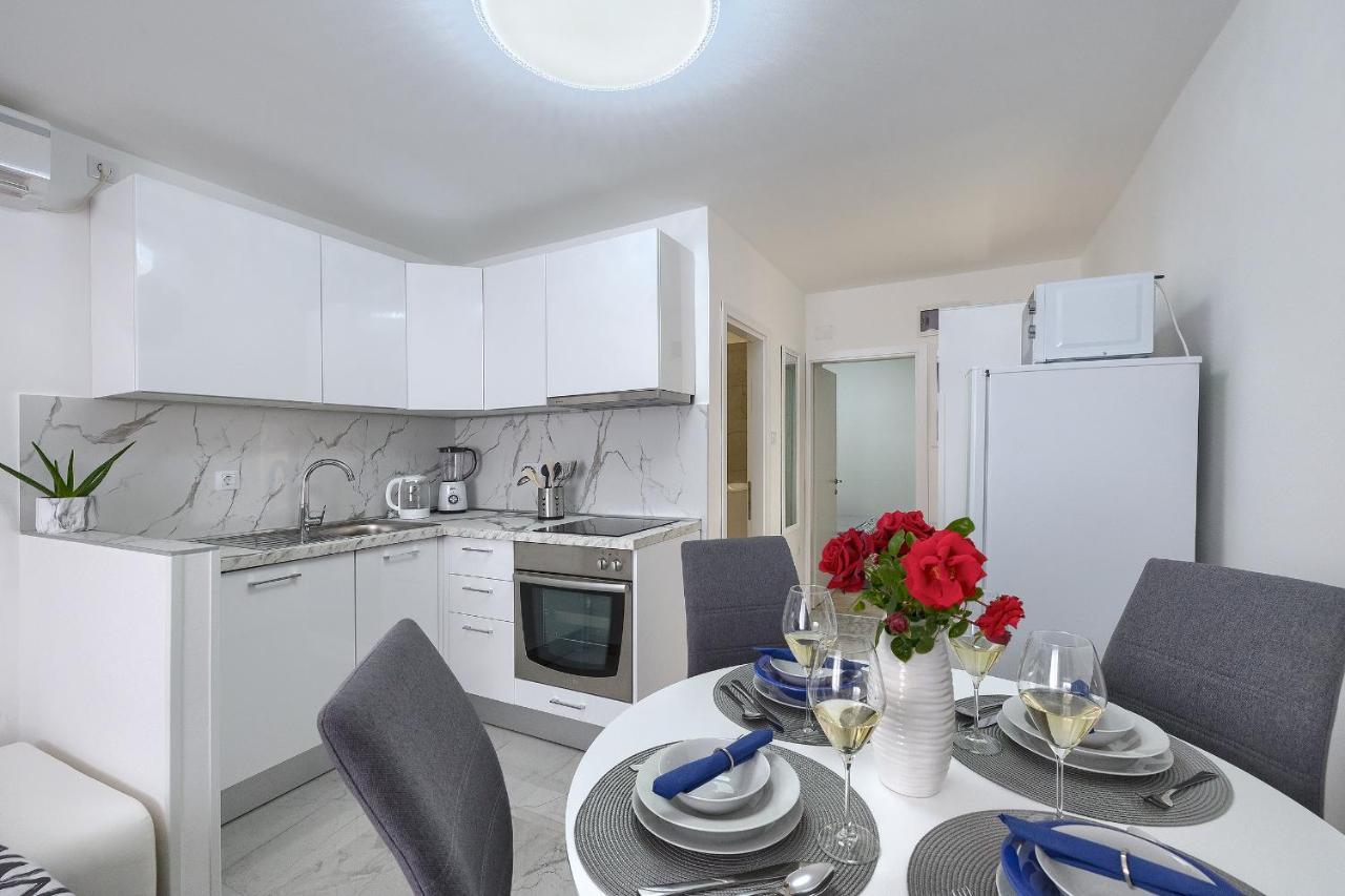 Studio Apartman Luka Pomer Exteriör bild