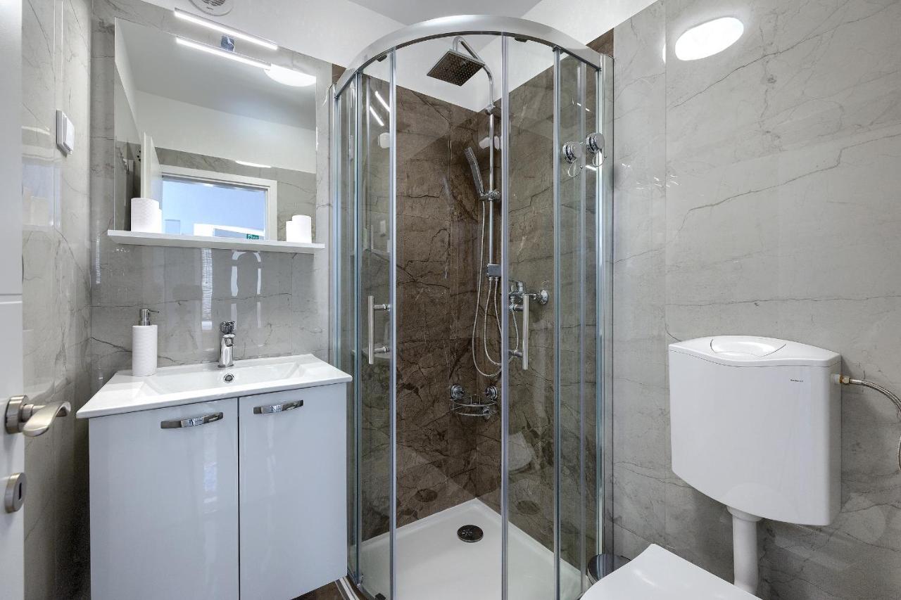 Studio Apartman Luka Pomer Exteriör bild