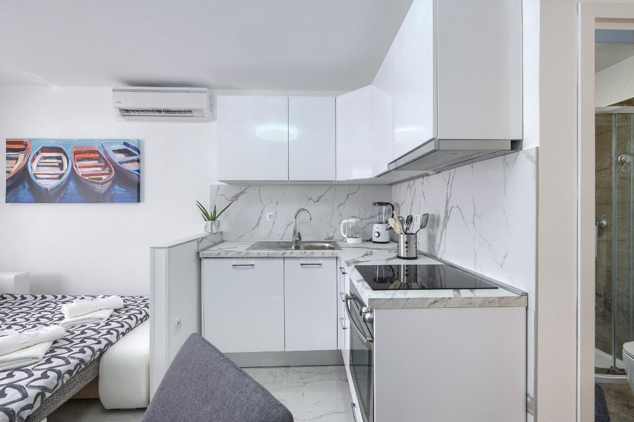 Studio Apartman Luka Pomer Exteriör bild