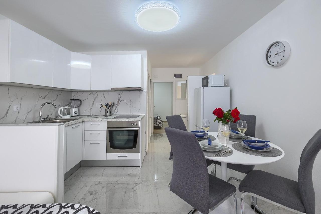 Studio Apartman Luka Pomer Exteriör bild