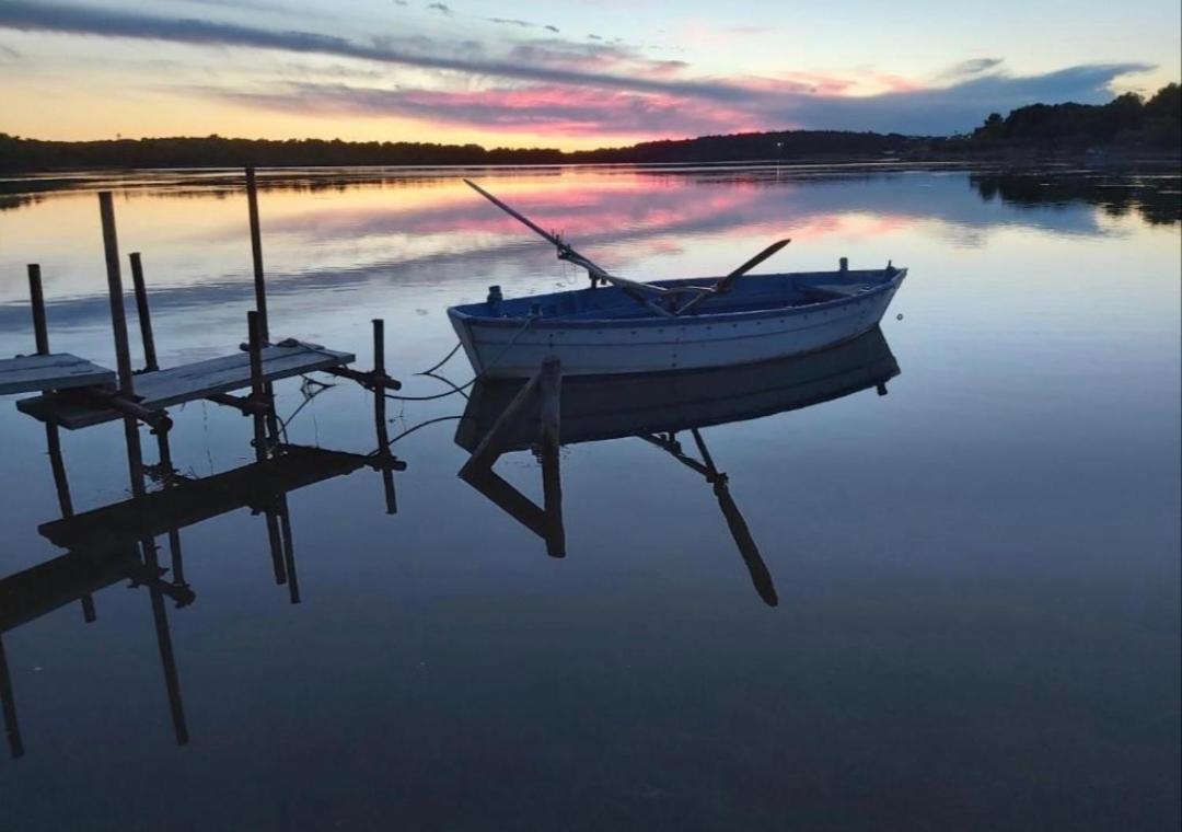 Studio Apartman Luka Pomer Exteriör bild